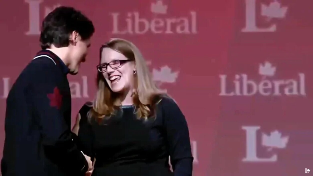 Jen O'Malley Dillon serre la main de Justin Trudeau lors d'un congrès du Parti libéral.