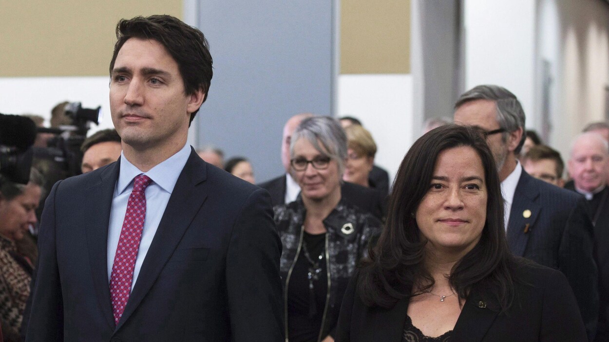 Justin Trudeau et Jody Wilson-Raybould se tiennent côte à côte, mais regardent dans des directions opposées.