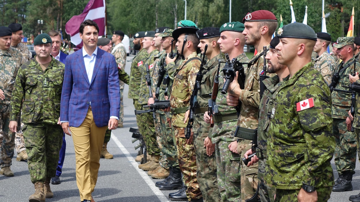 Justin Trudeau inspecte les troupes de l'OTAN dont les soldats sont en rang. Justin Trudeau inspecte les troupes de l'OTAN dont les soldats sont en rang.