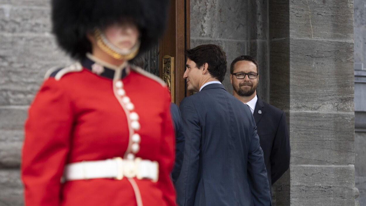 Le premier ministre Justin Trudeau arrive à Rideau Hall.