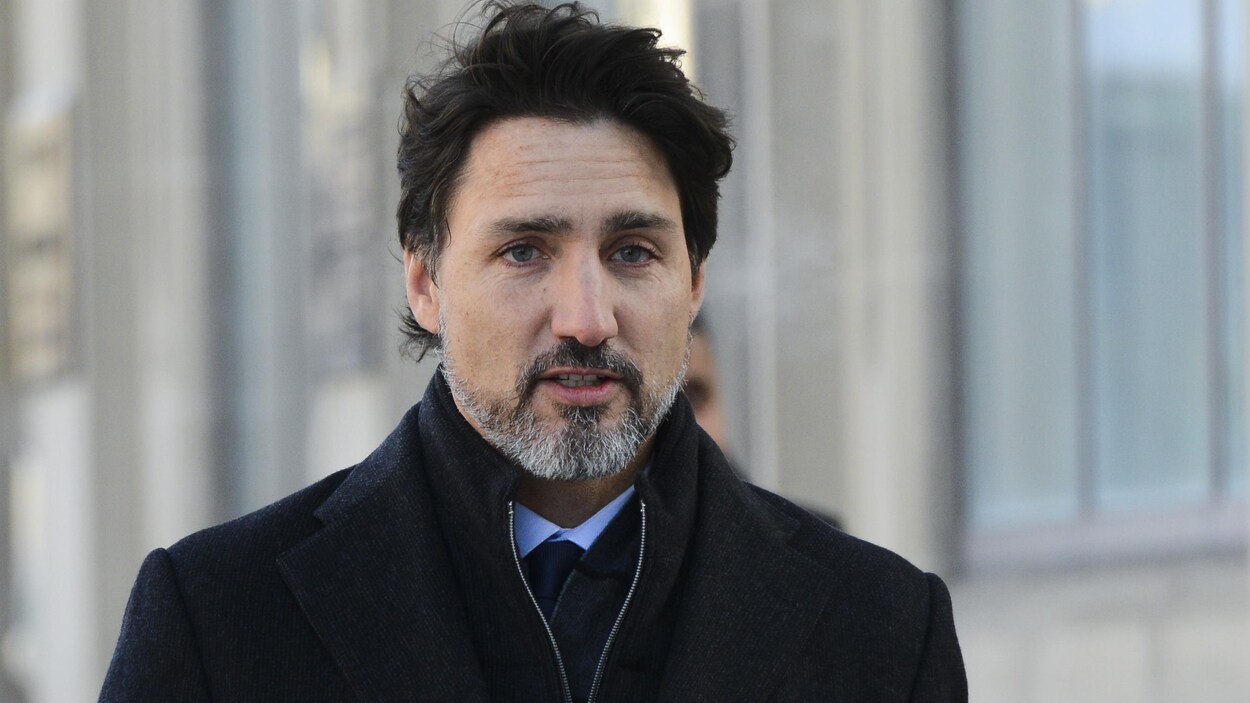 Jutsin Trudeau marche à l'extérieur.