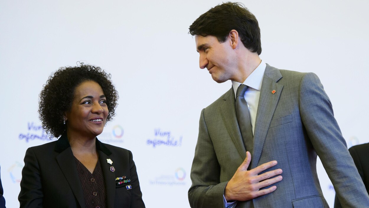 Le premier ministre Justin Trudeau et Michaëlle Jean se regardent en souriant.