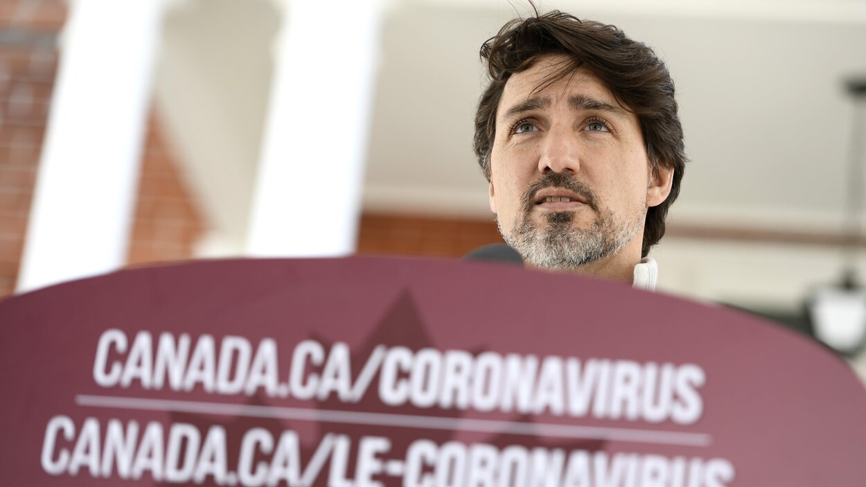 Il donne une conférence de presse sur le coronavirus.