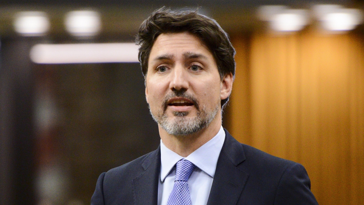 Justin Trudeau debout à la Chambre des communes.