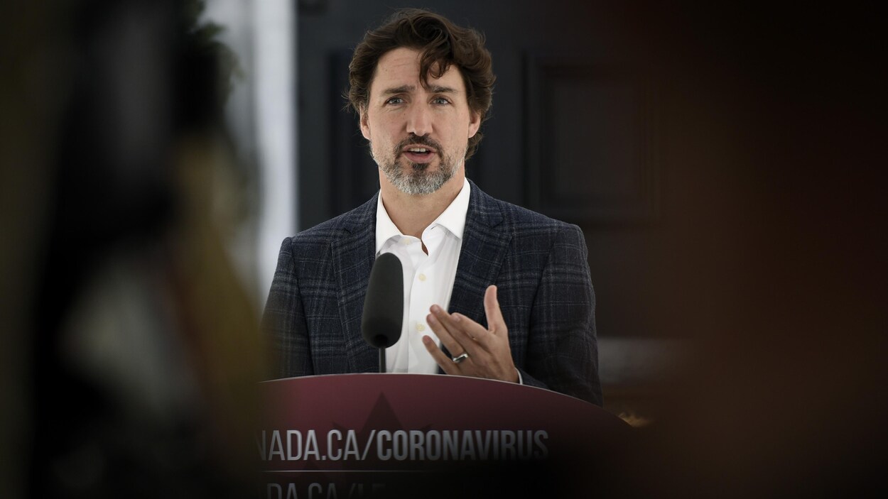 Justin Trudeau devant sa résidence en gros plan.