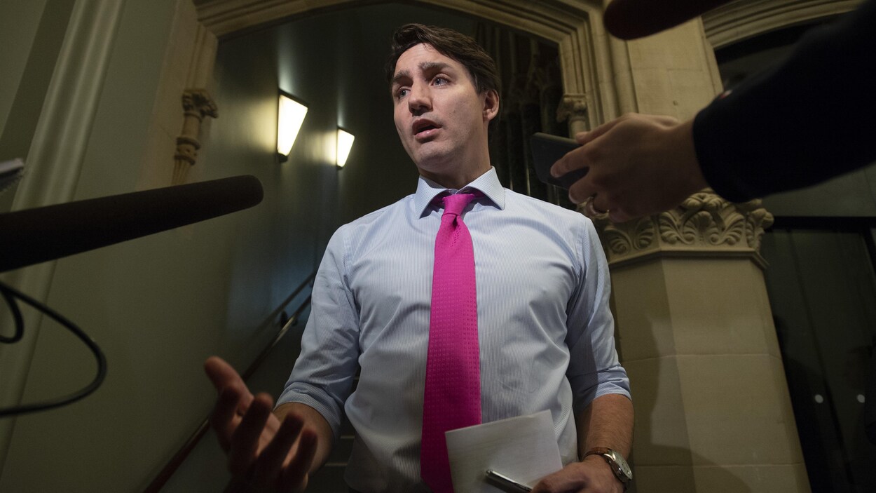 Justin Trudeau s'adresse aux médias dans les corridors du Parlement d'Ottawa.