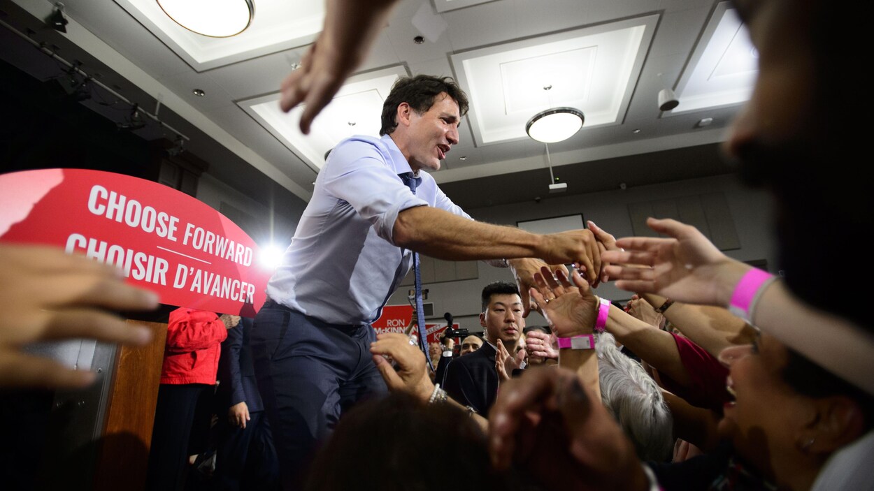 Le chef libéral entouré de partisans.