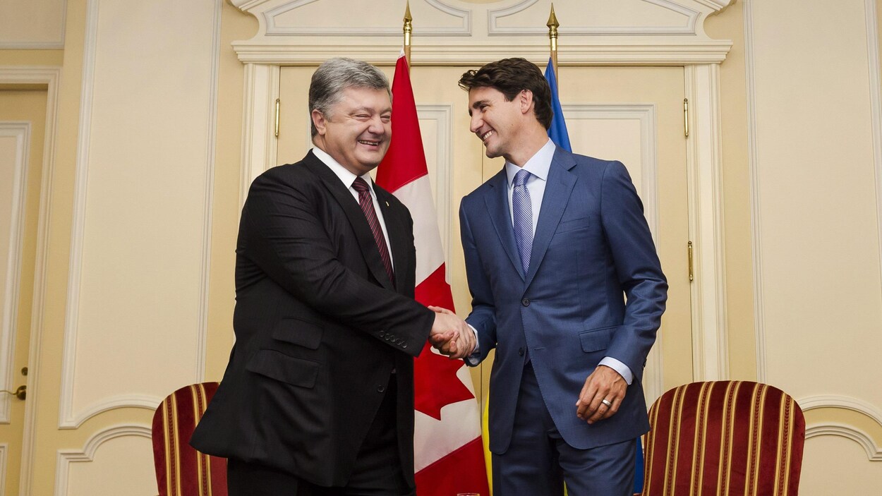 Le président ukrainien Petro Porochenko et le premier ministre canadien Justin Trudeau se serrent la main en souriant. Le président ukrainien Petro Porochenko et le premier ministre canadien Justin Trudeau se serrent la main en souriant.