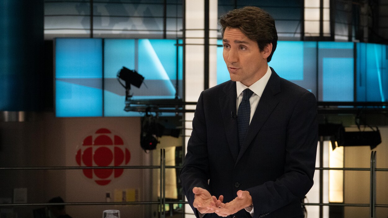 Justin Trudeau répond à une question de Céline Galipeau, sur un plateau de télévision de Radio-Canada.ca.