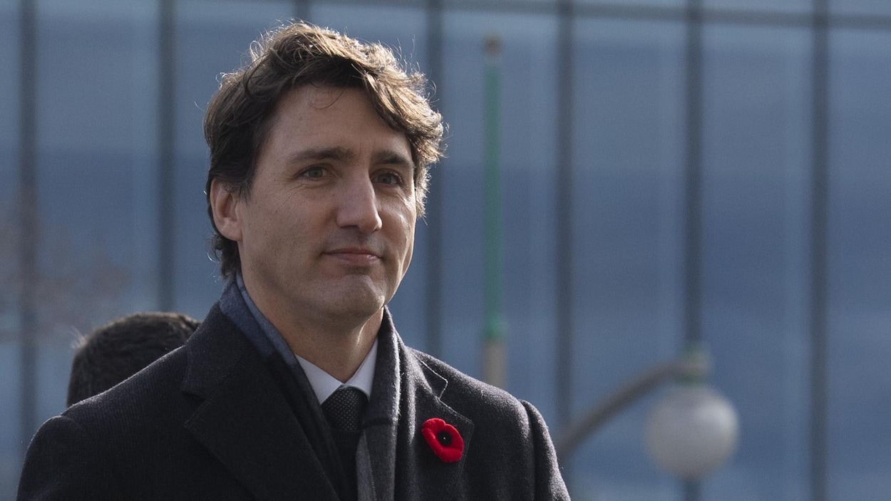 Justin Trudeau marche à l'extérieur.