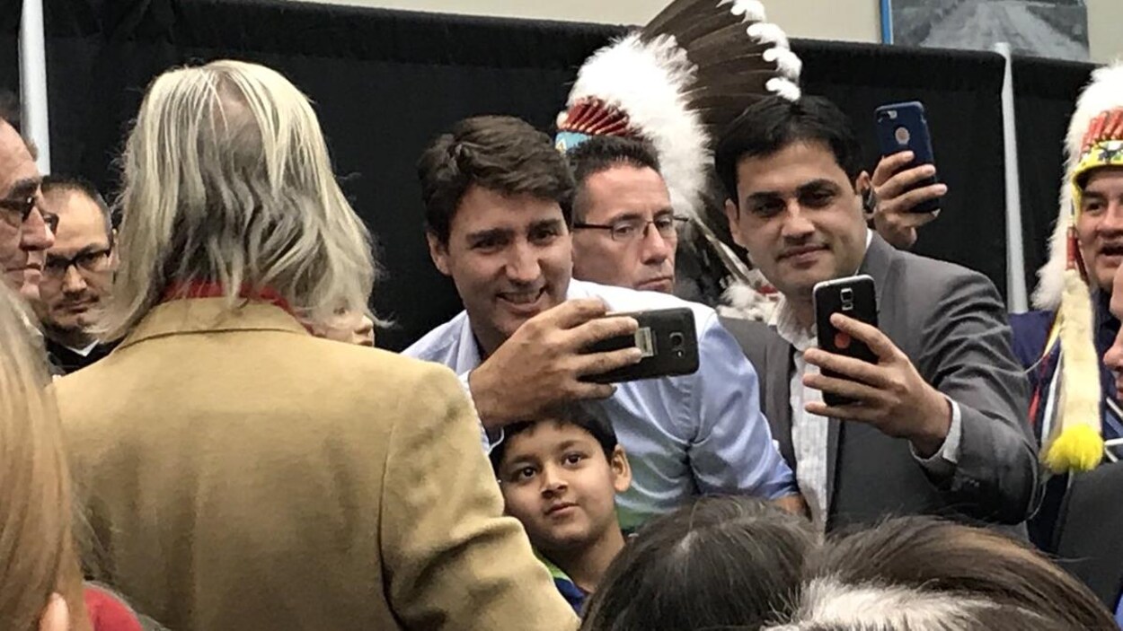 Justin Trudeau prend des photos avec les gens. Justin Trudeau prend des photos avec les gens.
