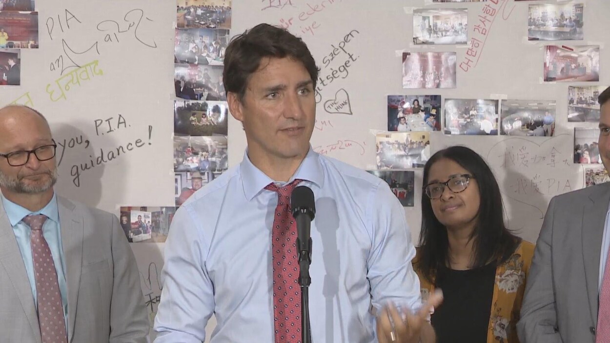 Un homme en point de presse.