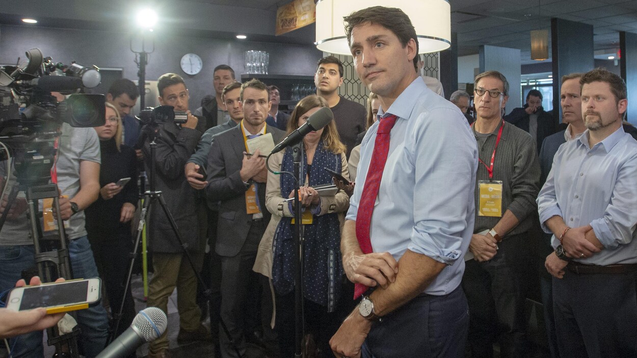 Justin Trudeau répond aux questions des journalistes dans un restaurant de Québec.