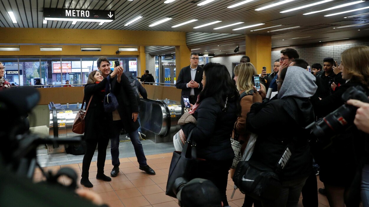 M. Trudeau et une femme se prennent en photo côte-à-côte.