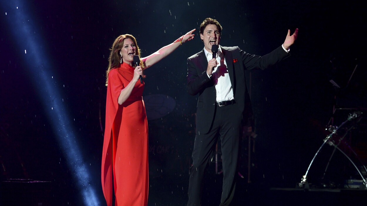 Le premier ministre du Canada, Justin Trudeau, et son épouse, Sophie Grégoire-Trudeau, offrent une prestation pendant le spectacle célébrant le 150e anniversaire du Canada, le 1er juillet 2017, à Ottawa.