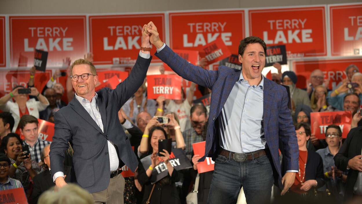 Le candidat libéral Terry Lake et le premier ministre Justin Trudeau assistent à une cérémonie d'investiture libérale à Kamloops.