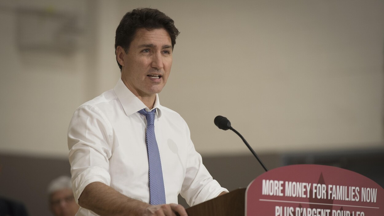Justin Trudeau parle dans un micro en conférence de presse.