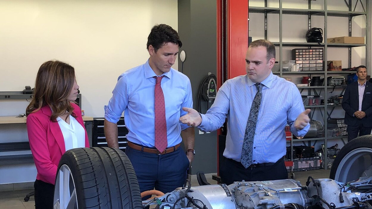 Valérie Renaud-Martin et Justin Trudeau se font expliquer le fonctionnement d'un moteur électrique.