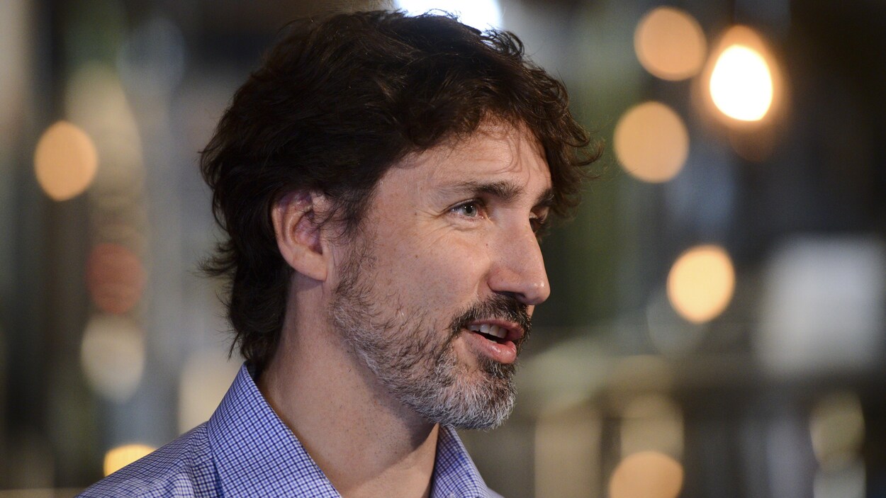 Justin Trudeau photographié en gros plan, de profil.