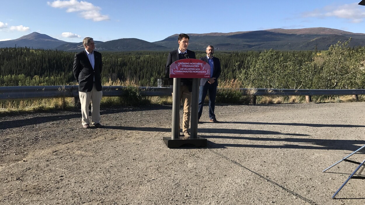Justin Trudeau, le député Larry Bagnell (gauche) et le premier ministre du Yukon, Sandy Silver (droite), ont annoncé samedi à Whitehorse un investissement de 360 M$ dans des infrastructures.