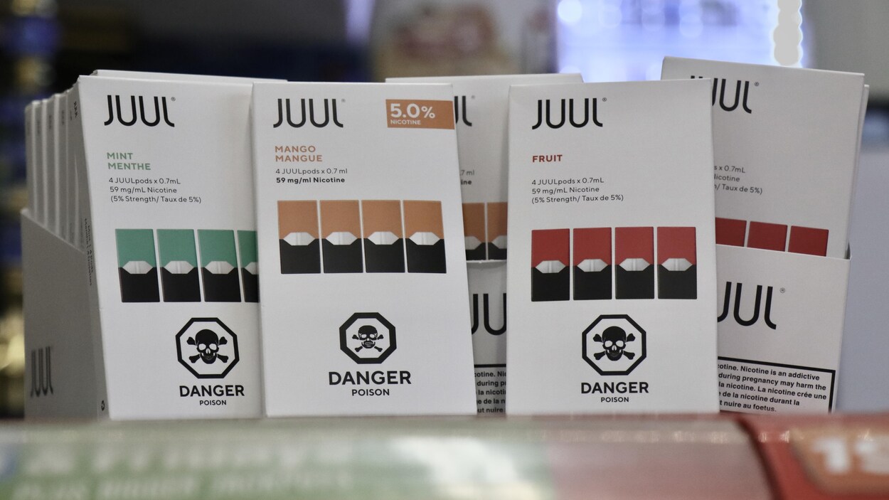 Cinq boîtes de Juul de différentes saveurs sur une étagère.