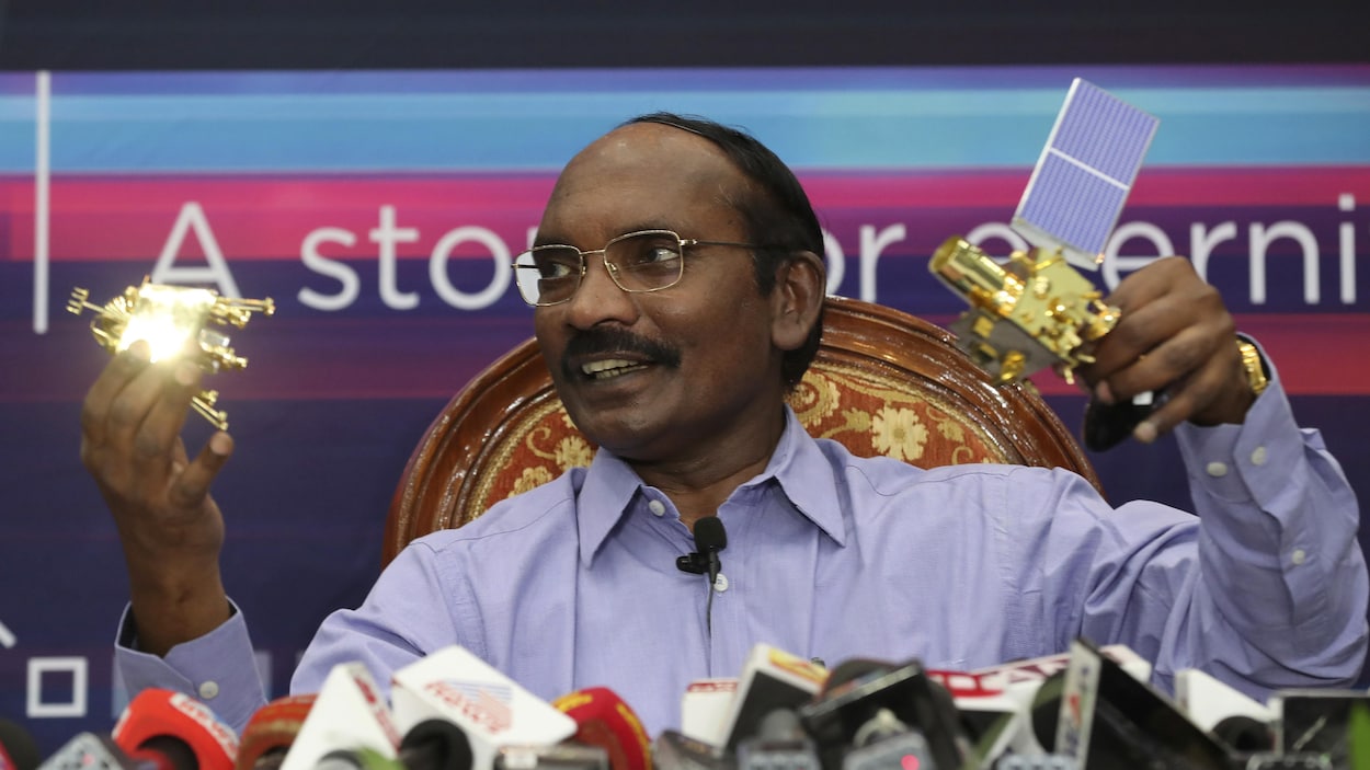 Le président de l'Indian Space Research Organization (ISRO), Kailasavadivoo Sivan tient des sondes miniatures en main.