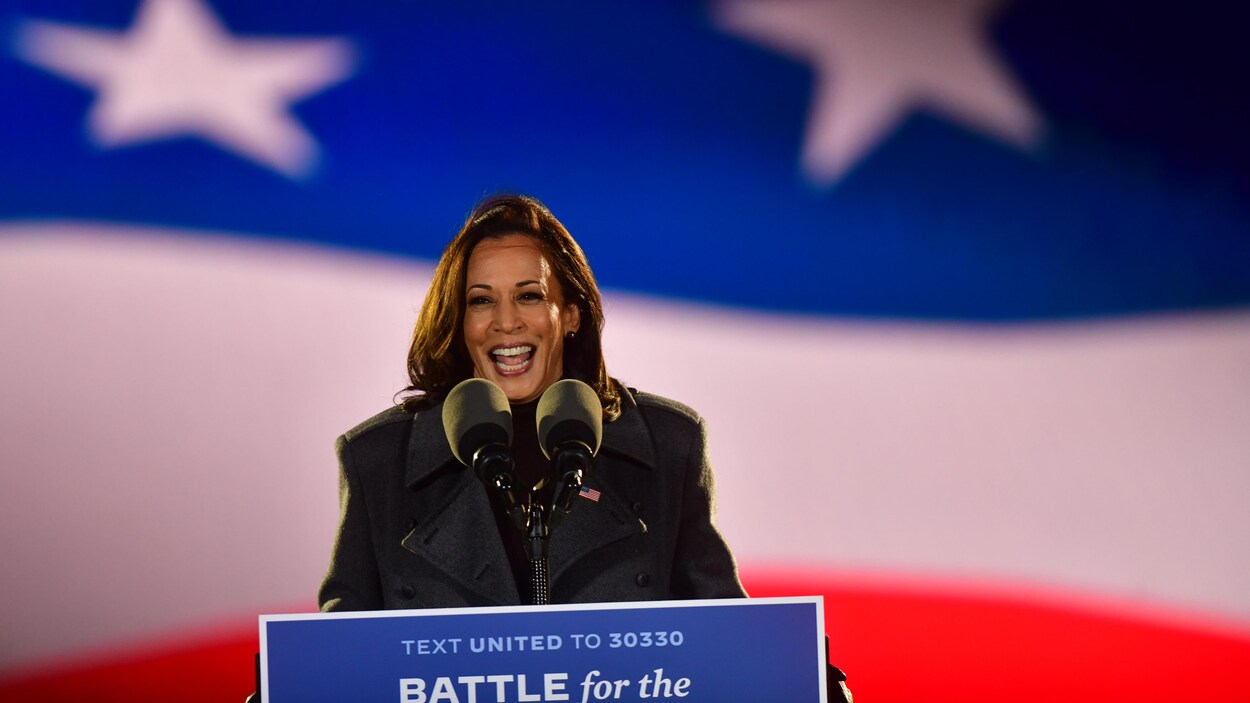 Kamala Harris devant les micros, lors d'un événement de campagne en Pennsylvanie la veille des élections. 