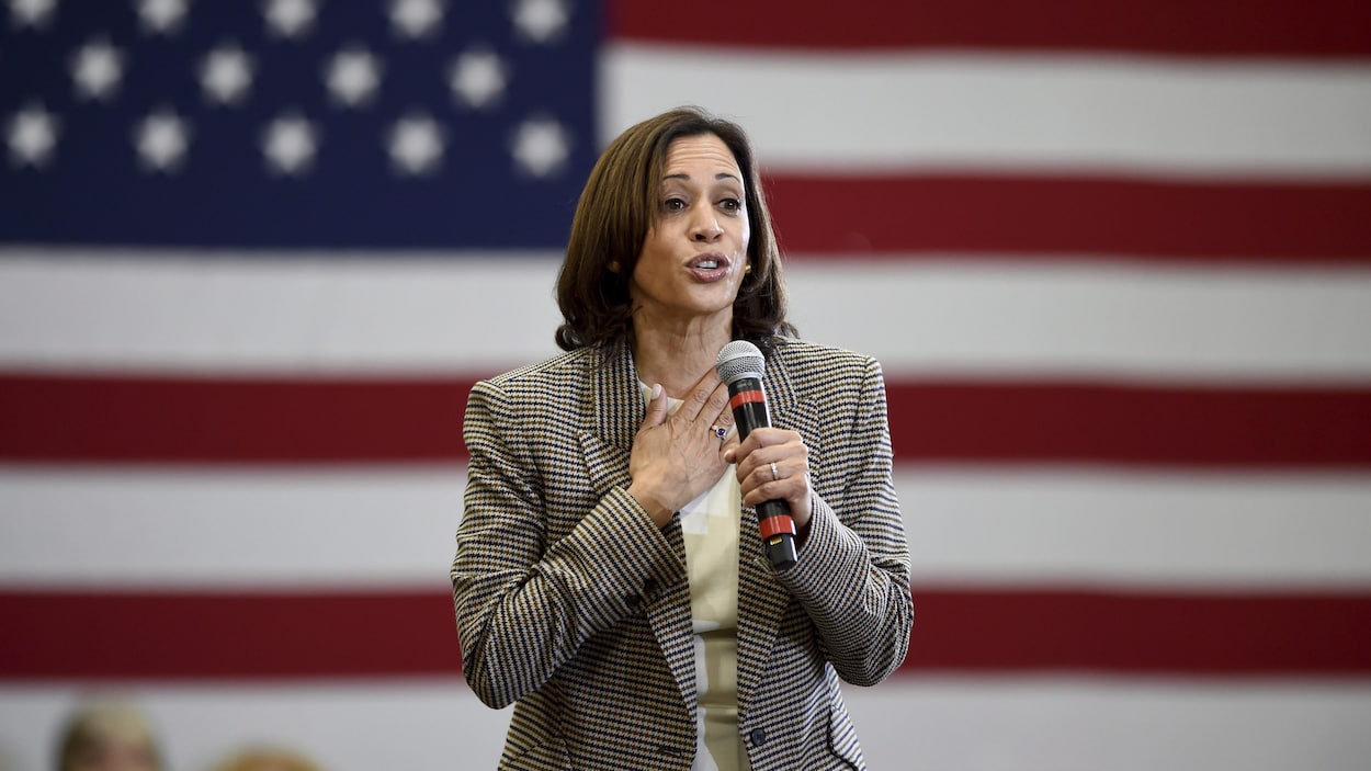 Kamala Harris parlant au micro.