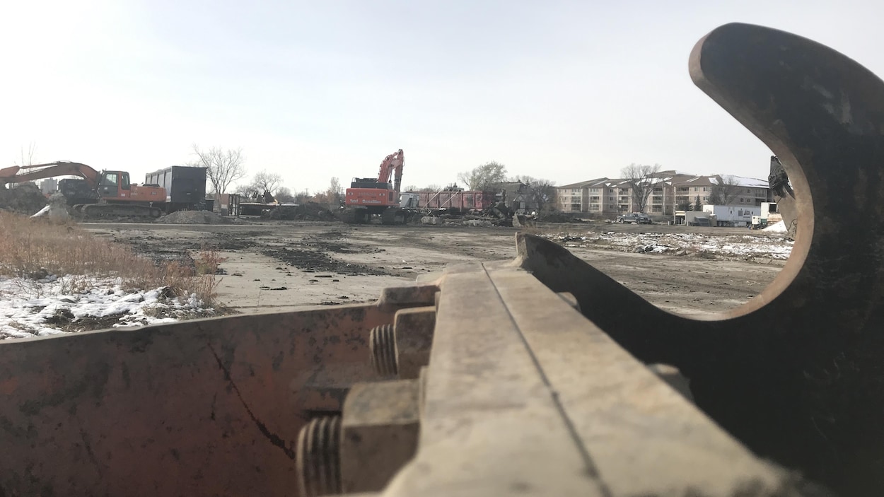 Des engins de chantier dans un terrain vague.