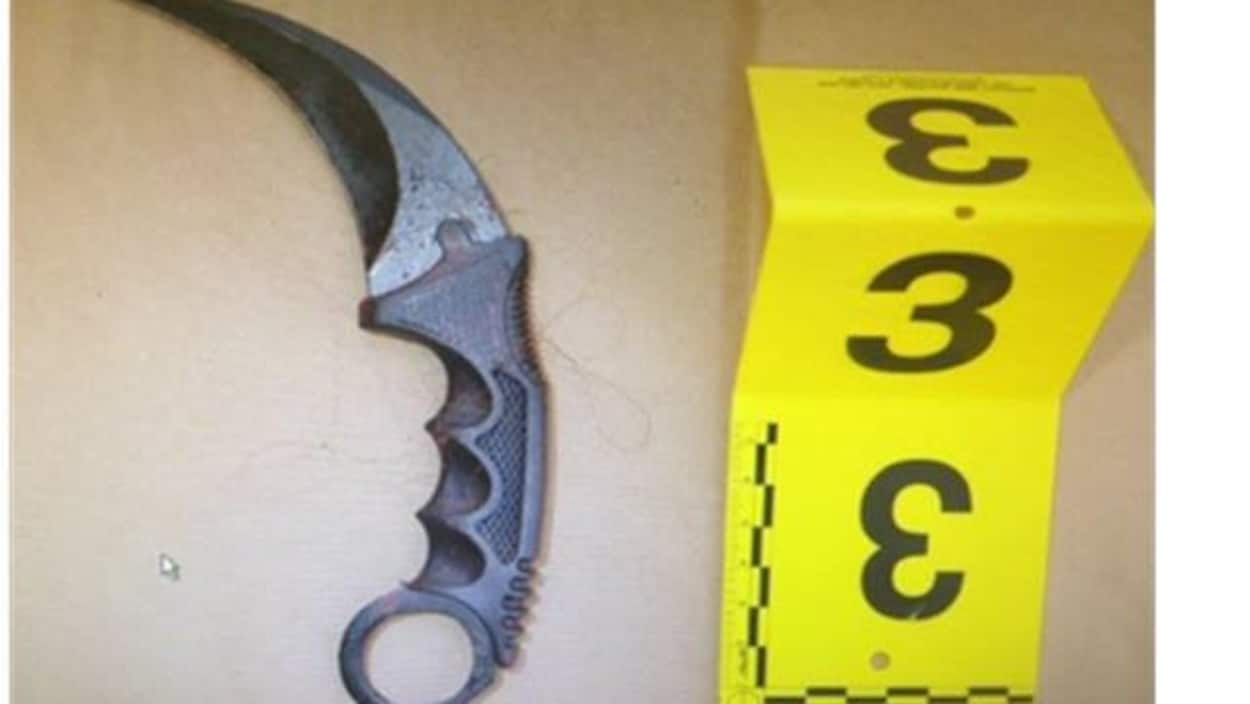 L'arme karambit laissée au domicile de la victime.