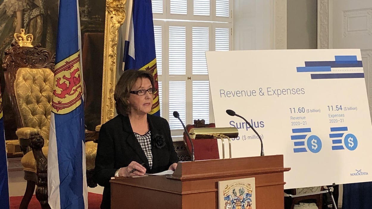Karen Casey parle au micro.