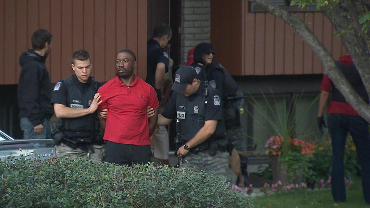 Karim Jean Gilles lors de son arrestation par les policiers de longueuil. Karim Jean Gilles lors de son arrestation par les policiers de longueuil.
