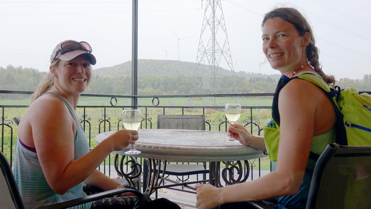 Claire Fillion et Karine Blouin prennent un verre de vin sur la terrasse du vignoble Carpinteri, à Saint-Ulric.