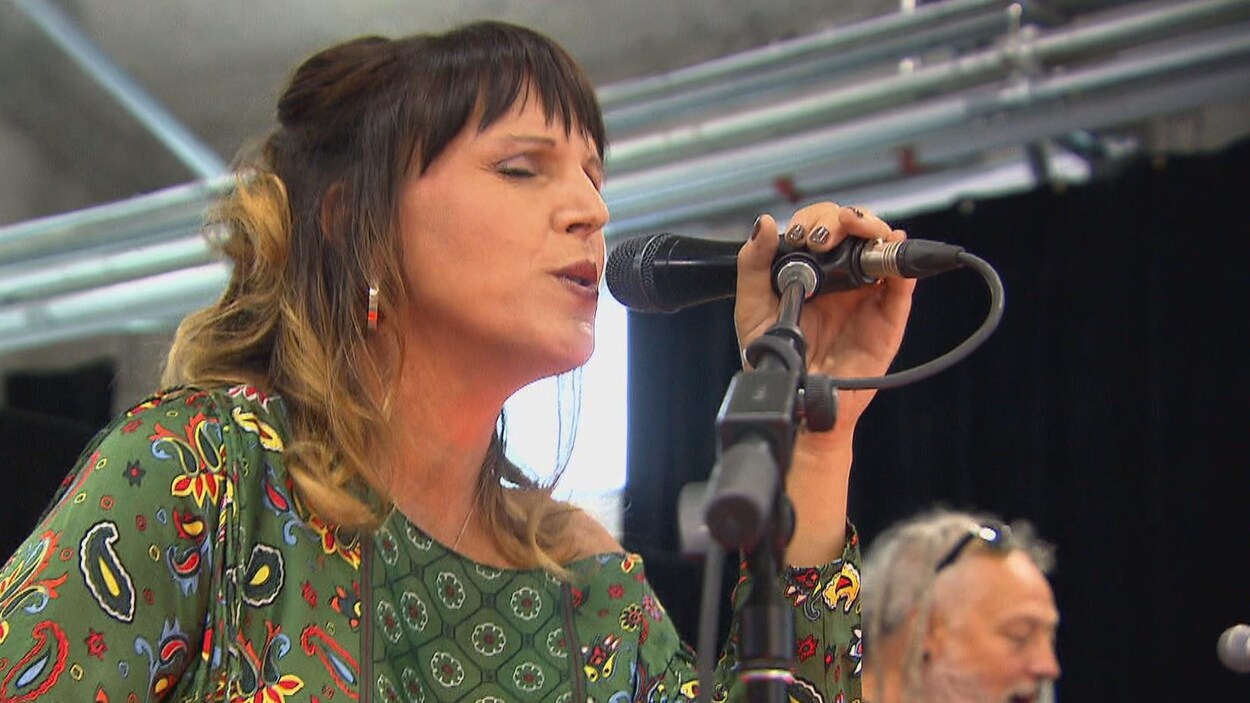 La chanteuse Karo Laurendeau est sur scène.