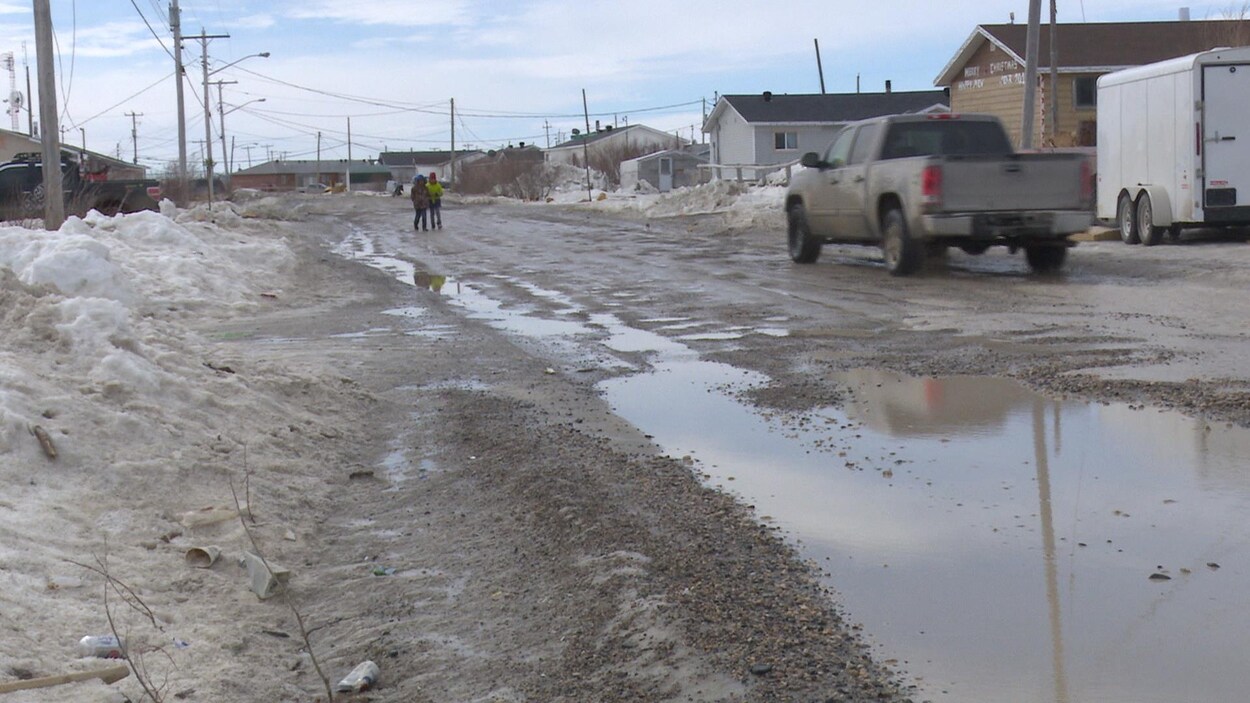 Une rue dans la Première Nation de Kashechewan dans le Nord de l'Ontario