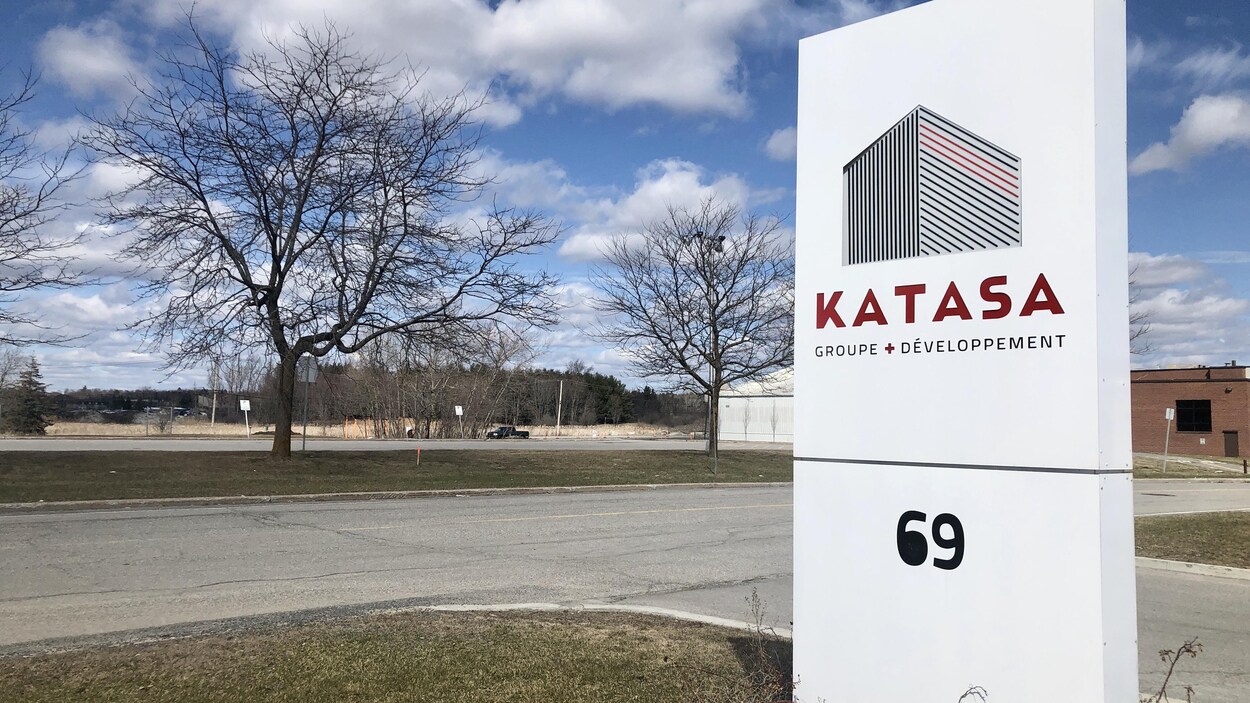 Affiche extérieure devant le siège social du groupe Katasa.