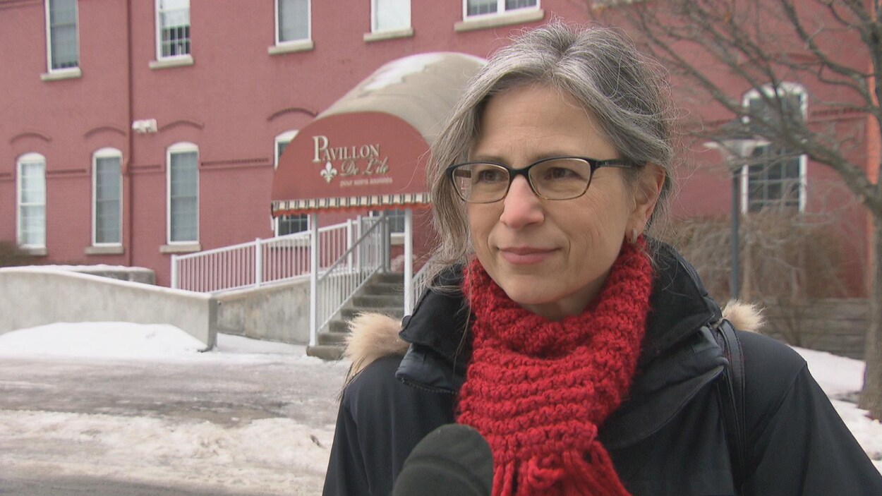 Kate Helwig en entrevue à Radio-Canada devant l'ancien presbytère Très-Saint-Rédempteur à Hull. Kate Helwig en entrevue à Radio-Canada devant l'ancien presbytère Très-Saint-Rédempteur à Hull.
