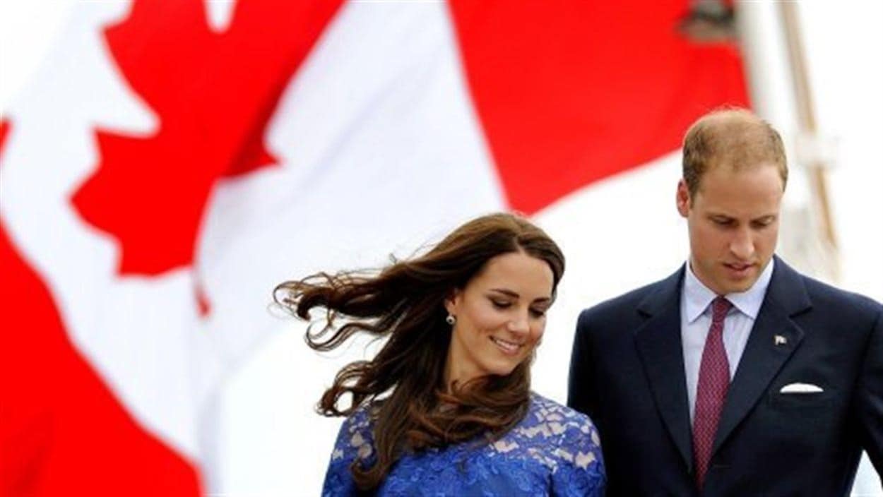 Kate Middleton et le prince William devant le drapeau canadien.