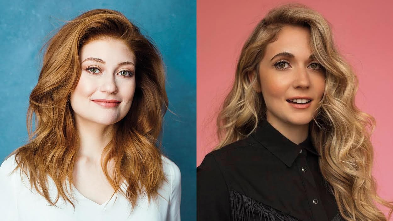 Katherine Levac pose sur un fond bleu, et Rosalie Vaillancourt, sur un fond rose.