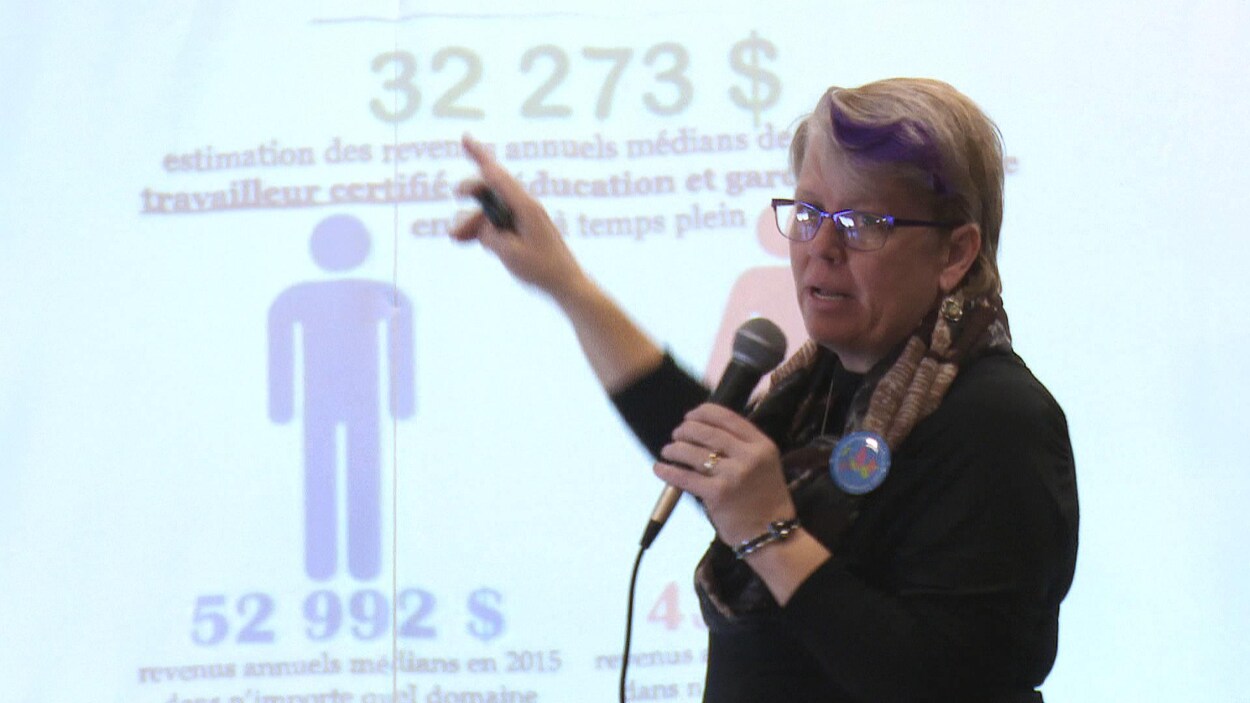 Devant un écran, Kathleen Couture explique quels sont les salaires des travailleurs des centres de la petite enfance.