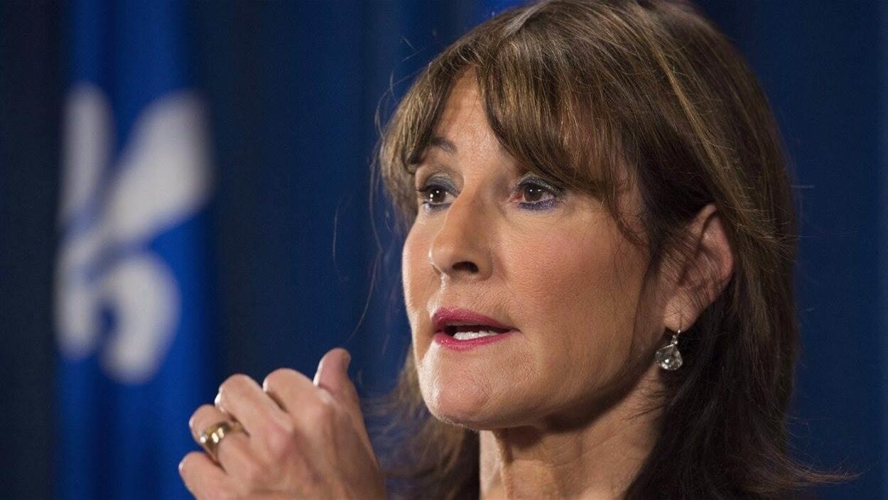 Gros plan de l'ancienne ministre de l'Immigration Kathleen Weil s'adressant aux médias.