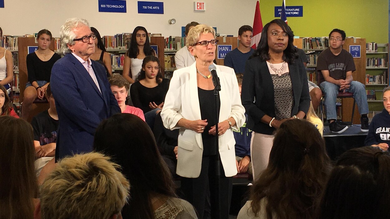 Une photo de Kathleen Wynne devant des élèves
