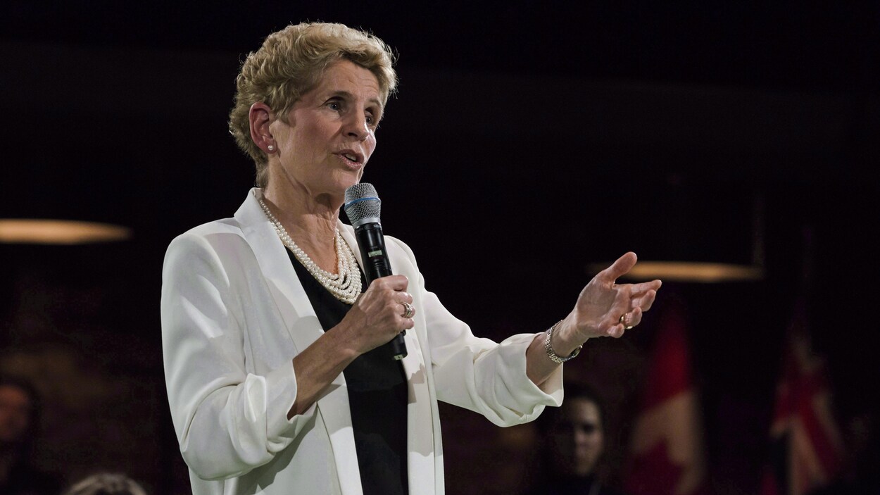 La première ministre Kathleen Wynne répond aux questions du public. La première ministre Kathleen Wynne répond aux questions du public.