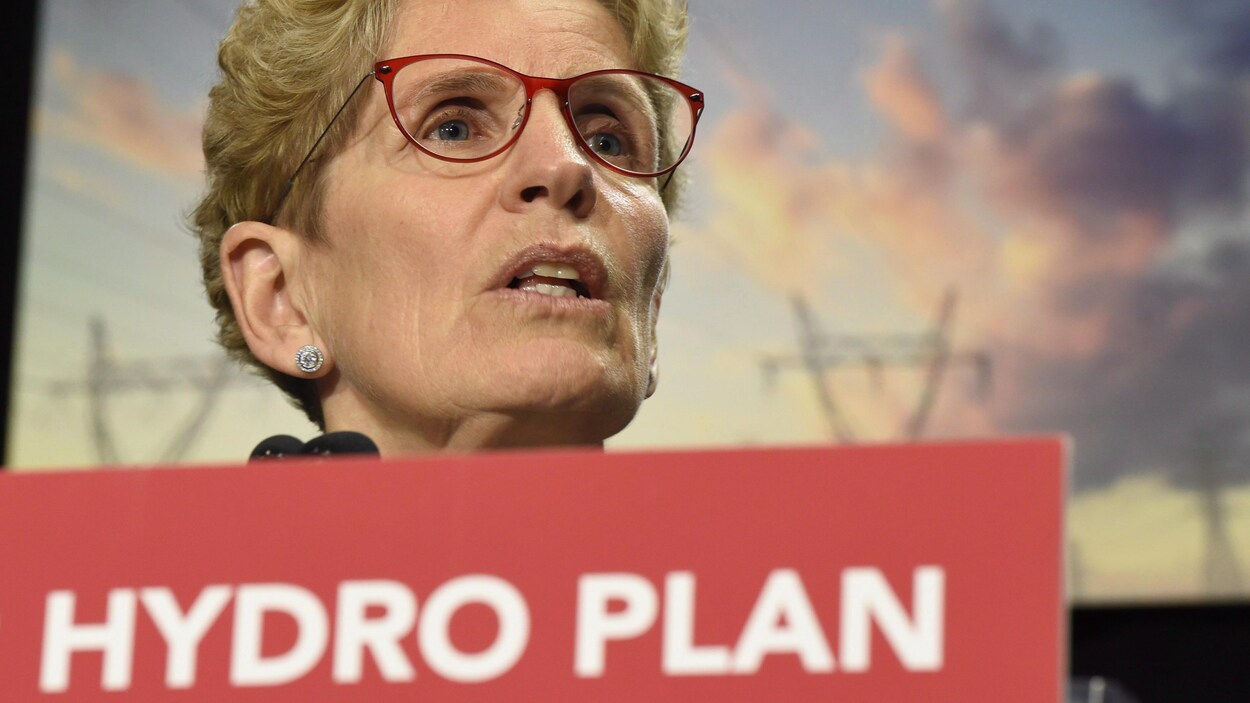 Photo de Kathleen Wynne alors qu'elle présente aux journalistes son plan de réduction des factures d'électricité.