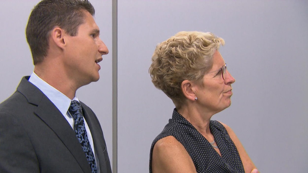 La première ministre de l'Ontario, Kathleen Wynne en visite dans un centre d'innovation pour les véhicules sans conducteur de la firme BlackBerry à Kanata. La première ministre de l'Ontario, Kathleen Wynne en visite dans un centre d'innovation pour les véhicules sans conducteur de la firme BlackBerry à Kanata.