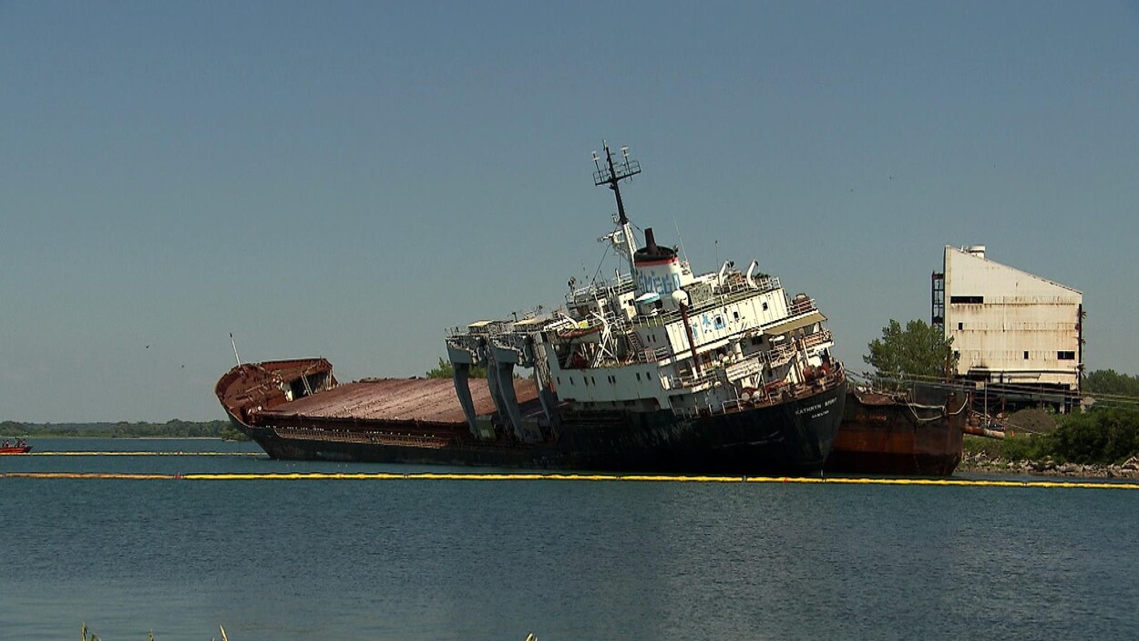 Un bateau dans l'eau qui semble menacer de se renverser. Un bateau dans l'eau qui semble menacer de se renverser.