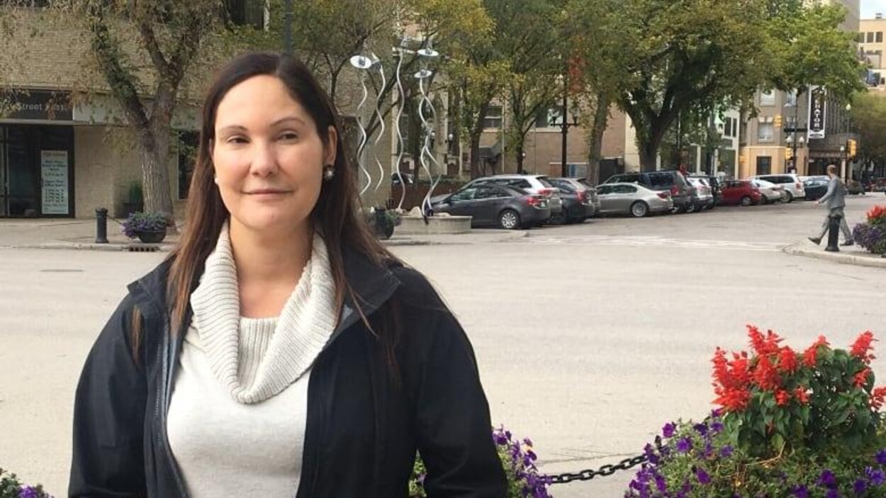 Kathy Walker se tient debout près d'un banc dans un parc.