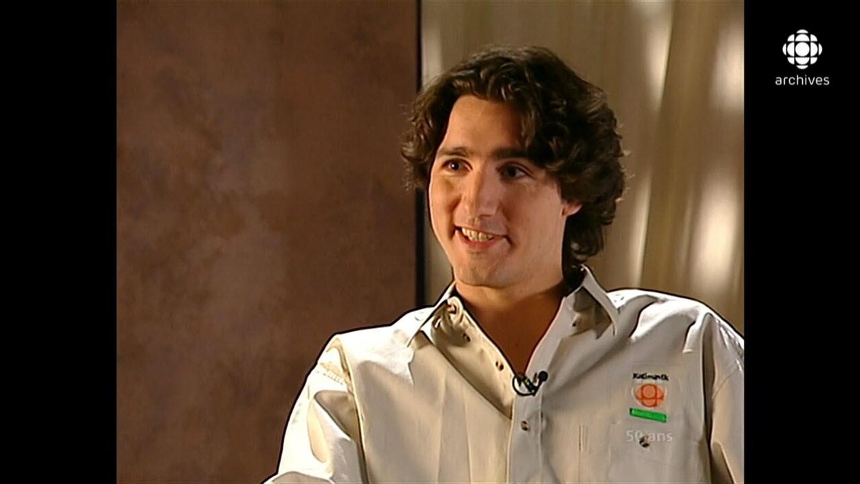 Justin Trudeau souriant, avec une chemise brodée aux couleurs de Katimavik Justin Trudeau souriant, avec une chemise brodée aux couleurs de Katimavik