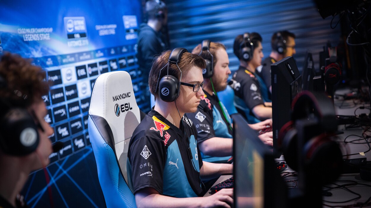 Un athlète d'esports est assis devant un écran d'ordinateur lors d'un match du jeu Counter Strike : Global Offensive.