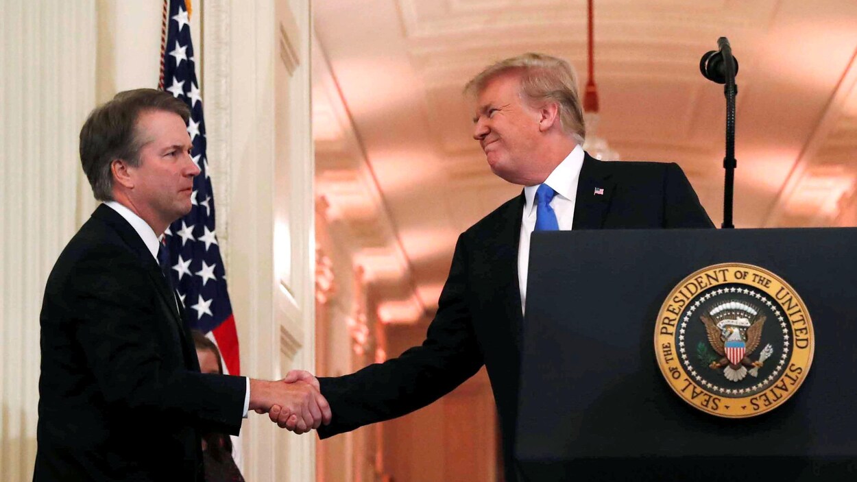 Le président américain Donald Trump présente son juge désigné par la Cour suprême Brett Kavanaugh (à gauche) dans la salle Est de la Maison-Blanche à Washington, États-Unis, le 9 juillet 2018. Le président américain Donald Trump présente son juge désigné par la Cour suprême Brett Kavanaugh (à gauche) dans la salle Est de la Maison-Blanche à Washington, États-Unis, le 9 juillet 2018.